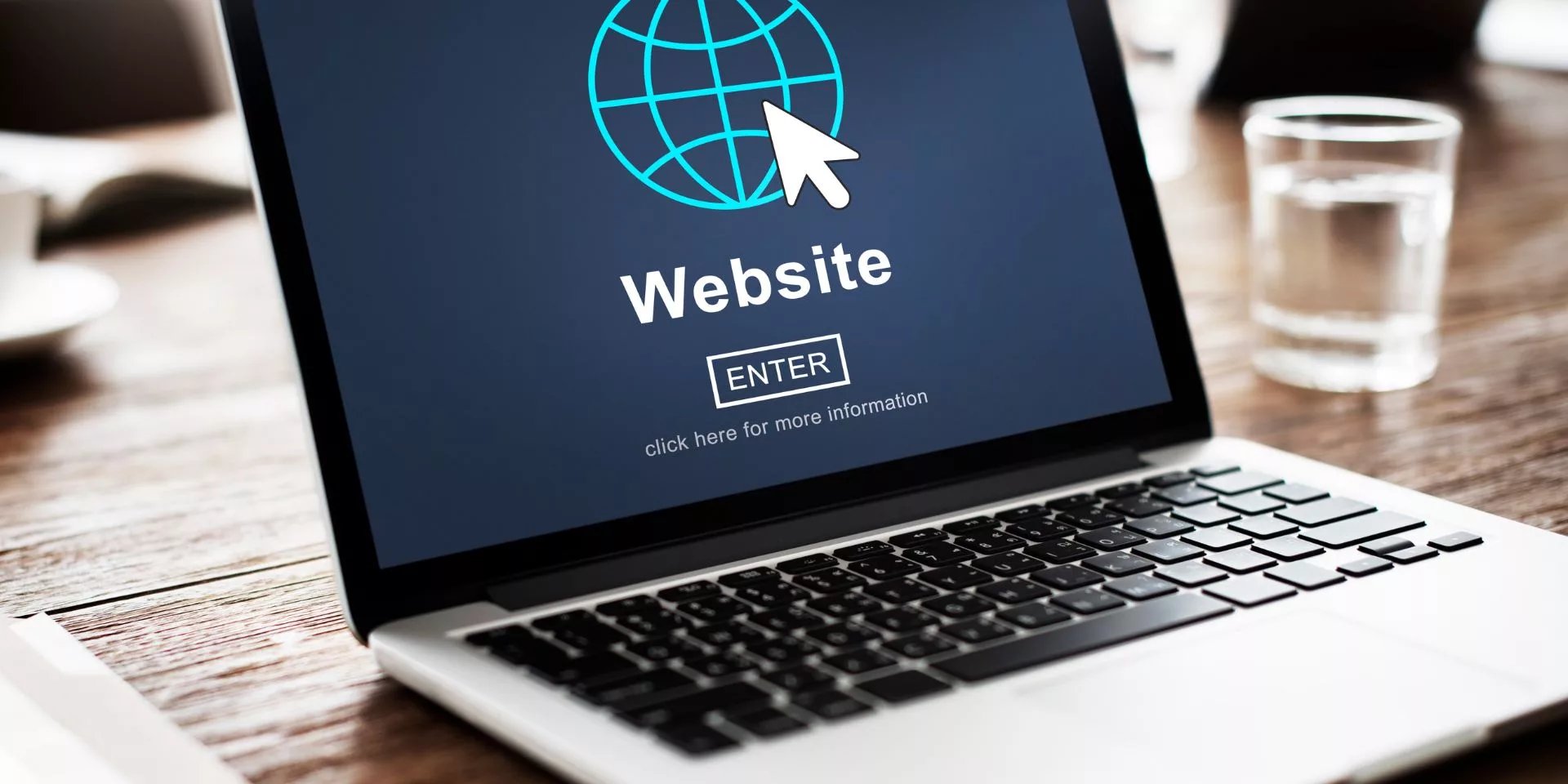 Laptop op een houten bureau met een scherm dat 'Website Enter' weergeeft, symboliseert online aanwezigheid en de digitale toegangspoort voor bedrijven