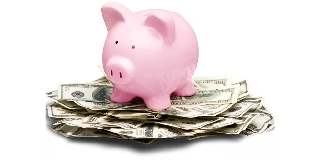 Roze spaarvarken op een stapel Amerikaanse dollars, besparingsstrategieën door Office Angels