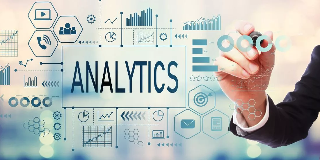 Een Office Angel die met een stift op een bord wijst, omringd door analytische grafieken en pictogrammen, met het woord ANALYTICS in het groot weergegeven.